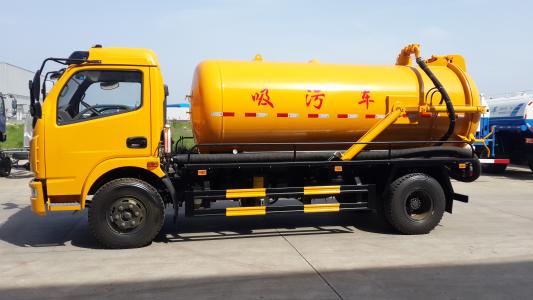 超強(qiáng)吸污工程作業(yè)車